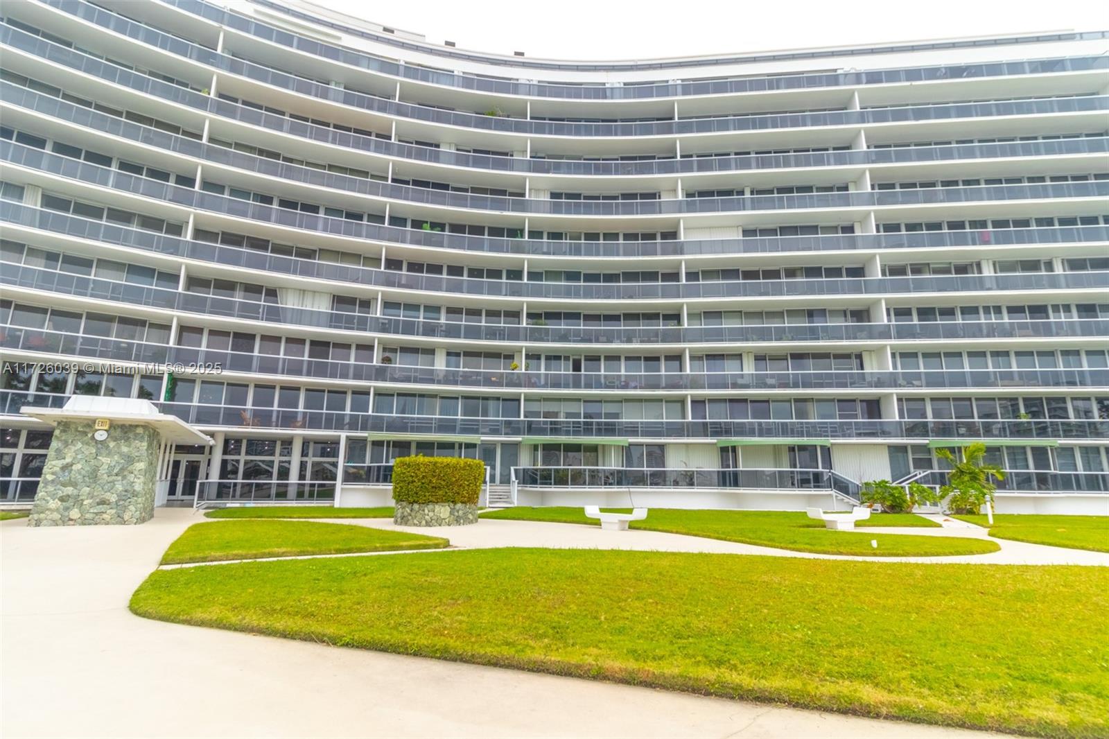 KING COLE CONDO - Residential