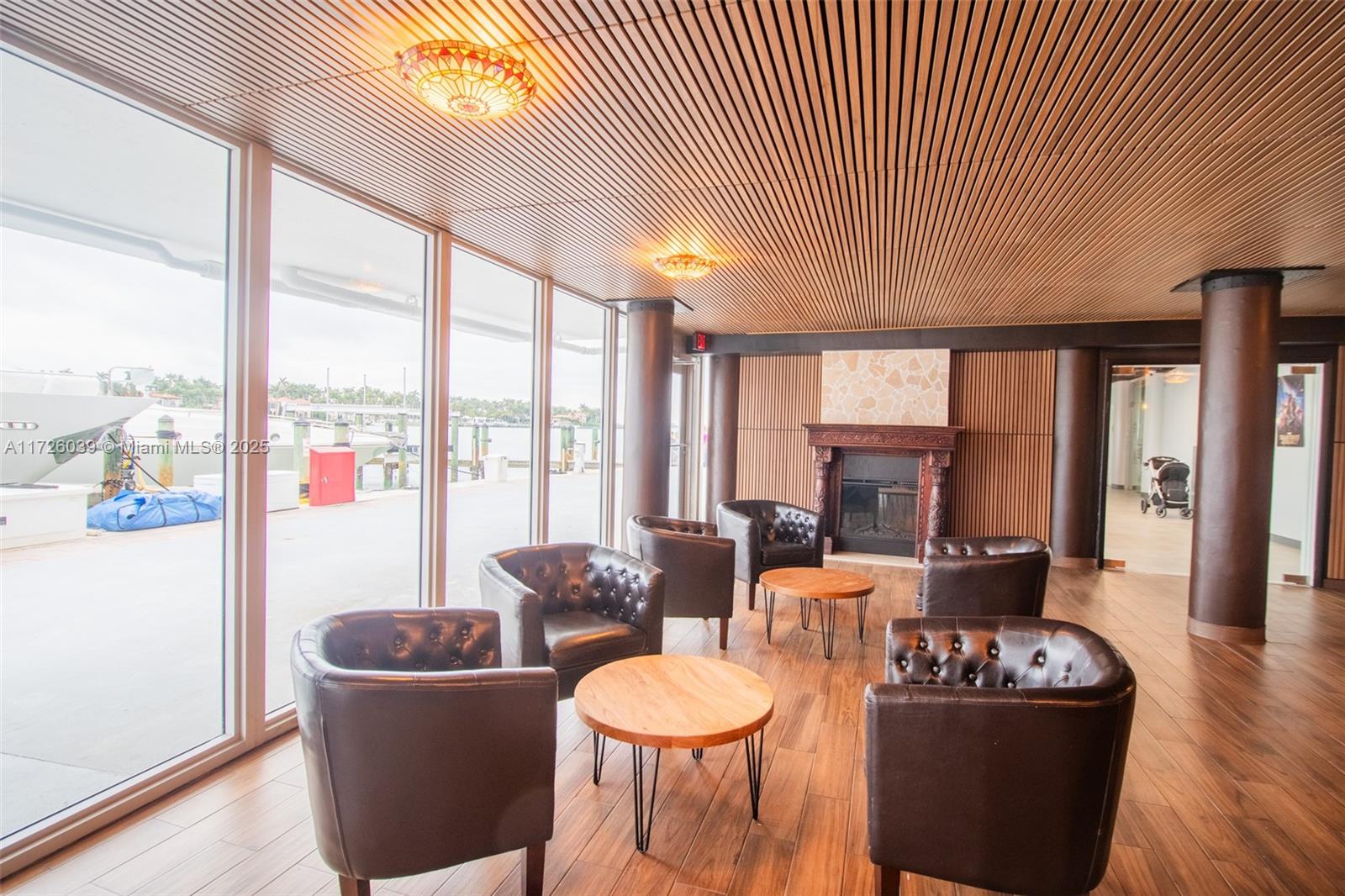 KING COLE CONDO - Residential