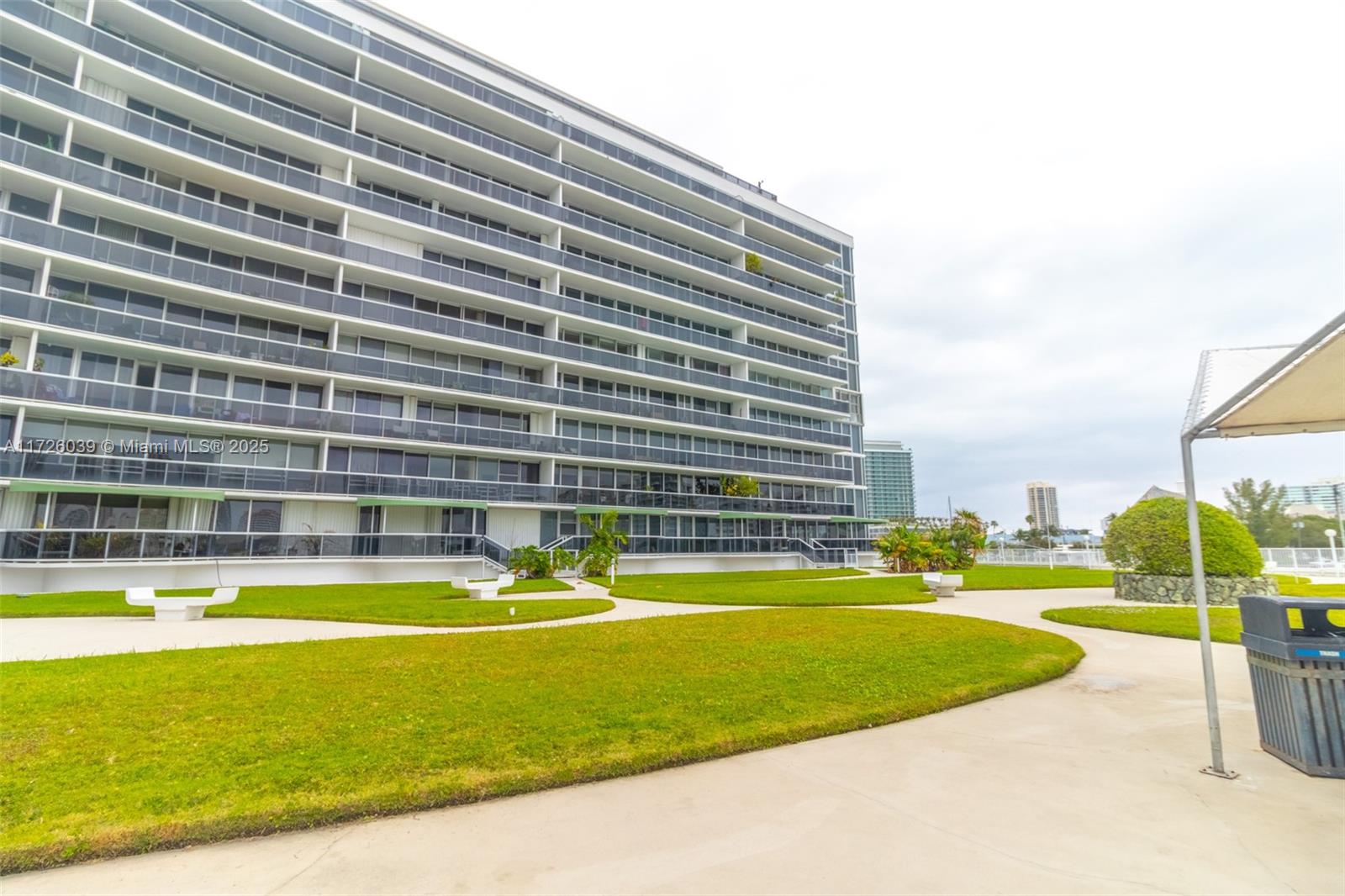 KING COLE CONDO - Residential