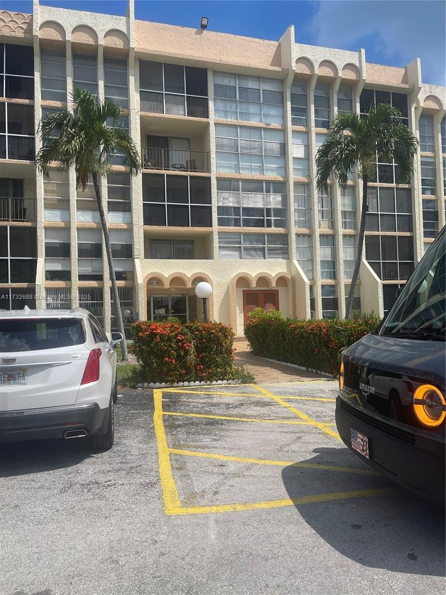 BRIGHT LARGE 1 BED WITH 1/1.5 BATHROOMS  AND AN EXTRA SPACE THAT CAN BE CONVERT INTO A SECOND BEDROOM OR OFFICE. NEW TITLE FLOOR. ENJOY A POOL WITH STUNNING INTRACOASTAL VIEW  AND TENNIS COURT. LOCATION!!! MINUTES TO HALLANDALE BEACH , RESTAURANTS AND GULFSTREAM CASINO  (SHOPS, RESTAURANTS ,HORSE RACE )  CLOSE TO 1-95 AND MINS TO FORT LAUDERDALE AIRPORT. EXCELLENT INVESTMENT -PROPERTY RENT RIGTH AWAY OR FIRST TIME BUYER. HALLWAYS SOON TO BE FRESHLY PAINTED AND NEW CARPETING INSTALLED FOR A MODERN, CLEAN LOOK .