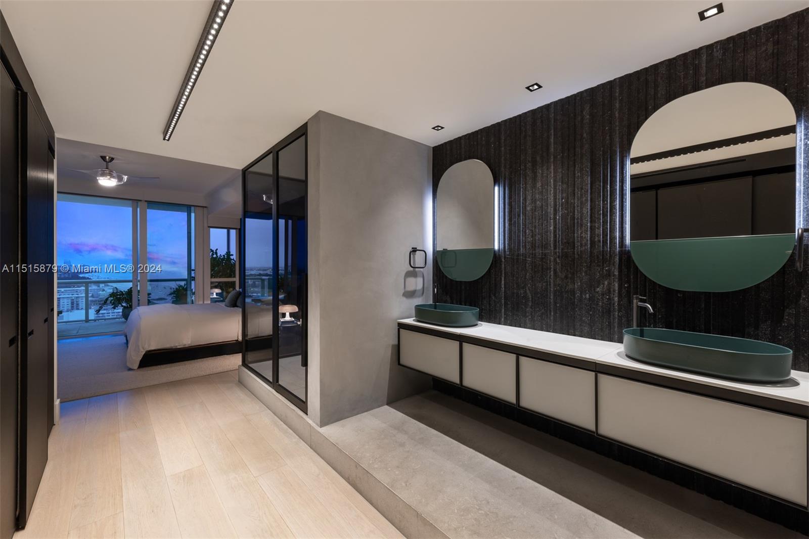 CONTINUUM ON SOUTH BEACH - Residential