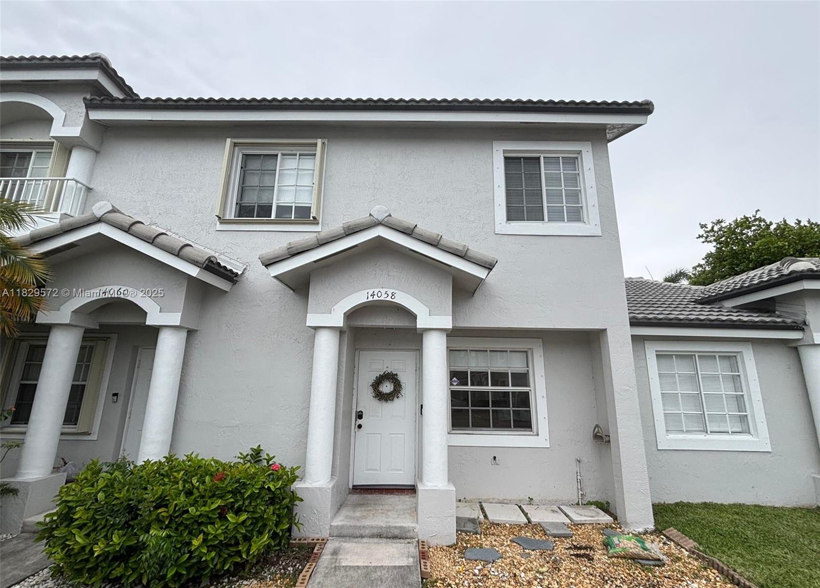 Located in a quiet, family-friendly neighborhood, this beautiful 3 bedroom, 2.5 bathroom efficiency offers peaceful lake views and a relaxed lifestyle just minutes from top-rated schools and major shopping centers.
This unit features:
Full kitchen with fridge, oven, microwave
Washing machine in-unit for added convenience
Central A/C for year-round comfort
Available immediately
Pets may be considered.
This is a one-year lease. The renter is responsible for all utilities, including water, electricity, and Wi-Fi. Smoking is not permitted on the premises.