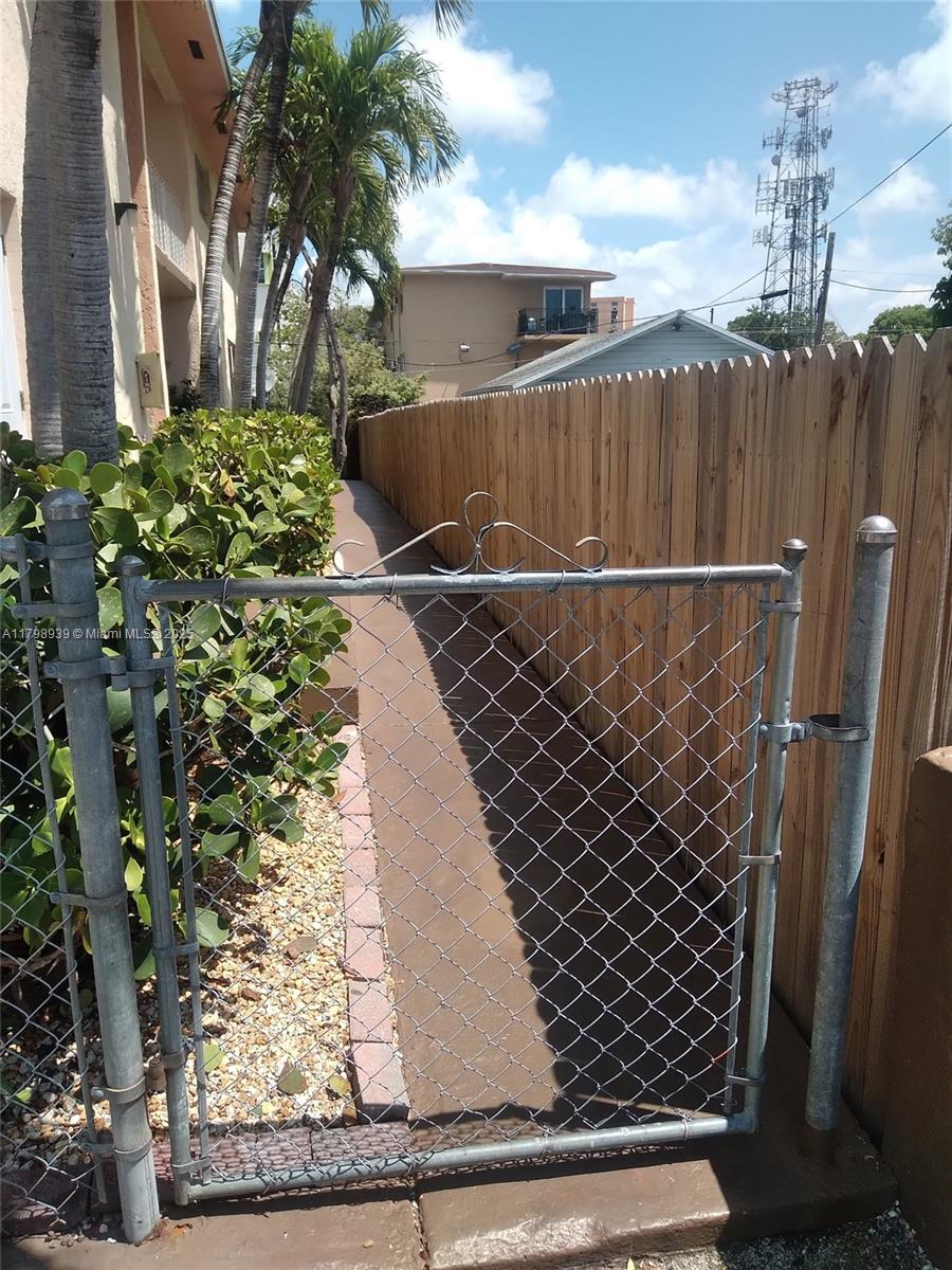1353 NW 5th St