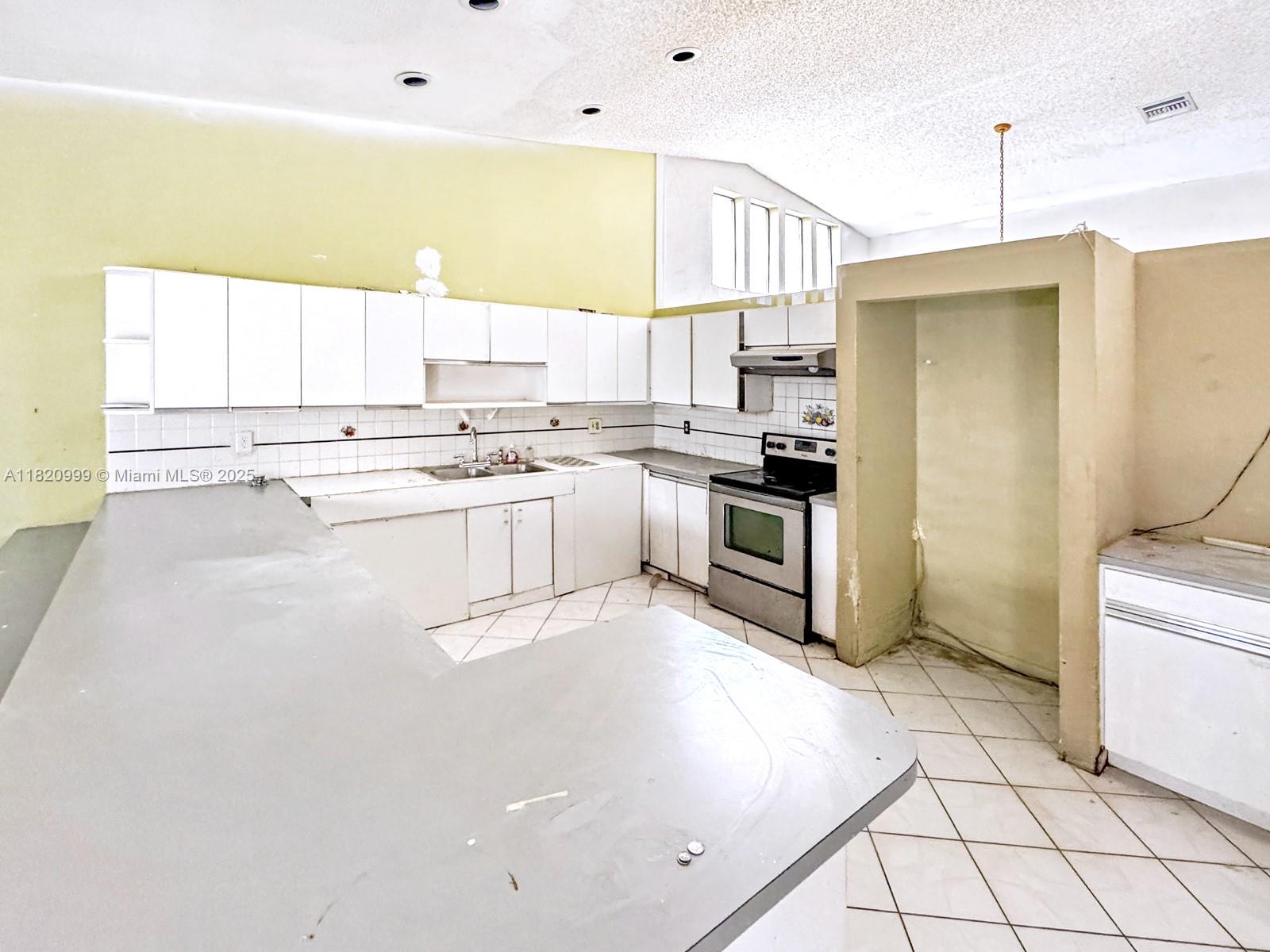 INVERRARY BOULEVARD ESTAT - Residential