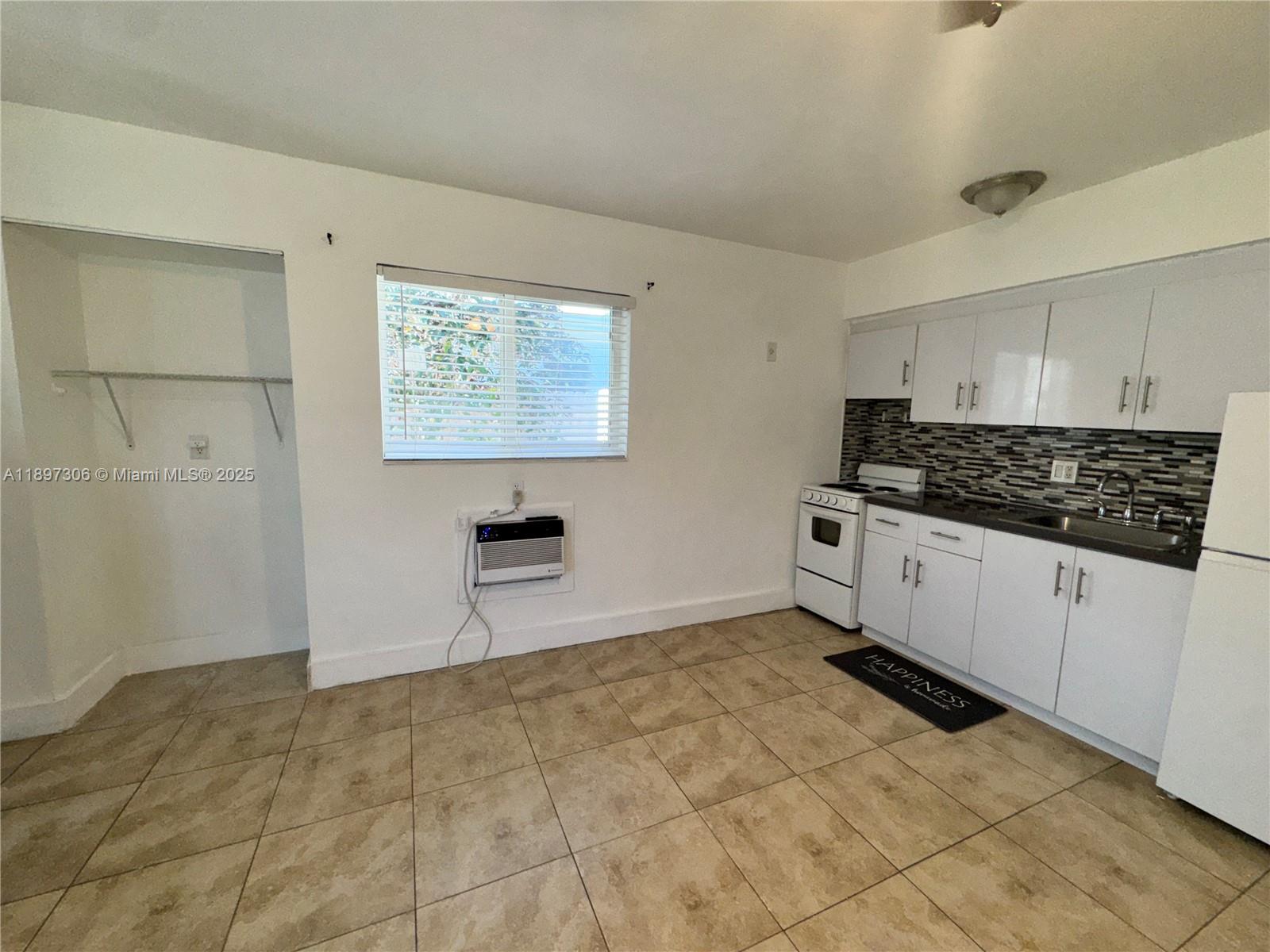 HOLLYWOOD LITTLE RANCHES - Residential Lease