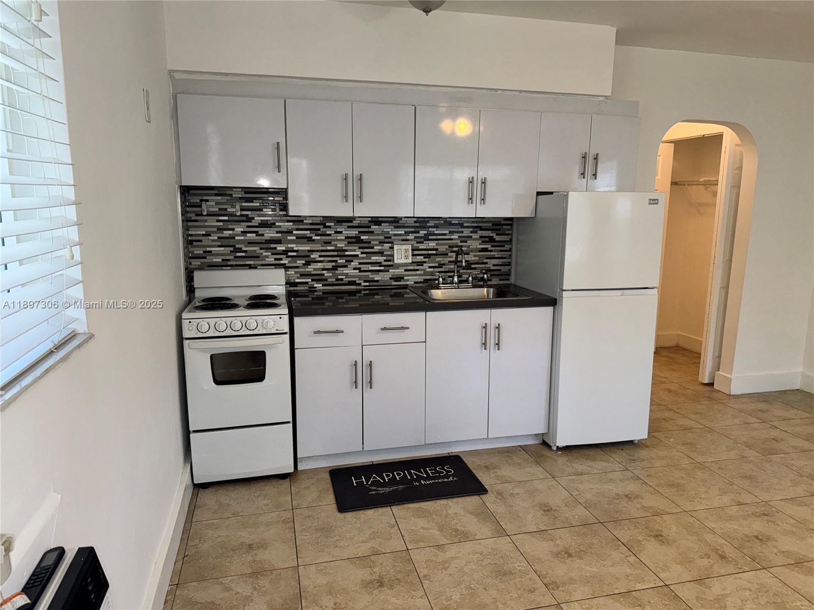HOLLYWOOD LITTLE RANCHES - Residential Lease