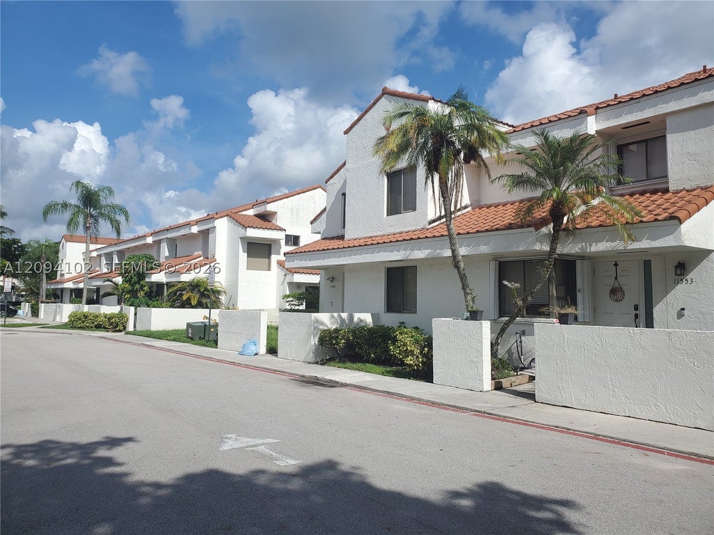 Photo of 11549 Terra Bella Blvd, Plantation, FL 33325 (MLS # A12094102)