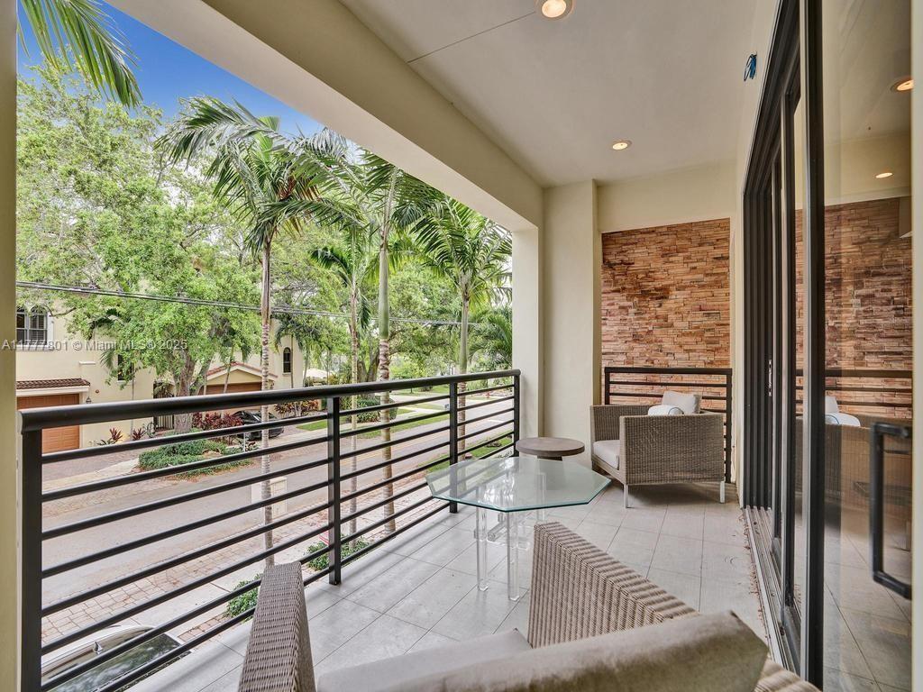 207 NE 13th Ave 207