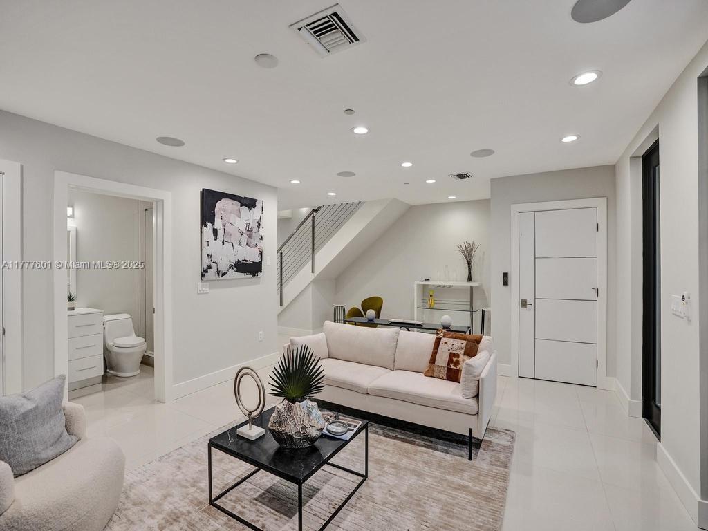 207 NE 13th Ave 207