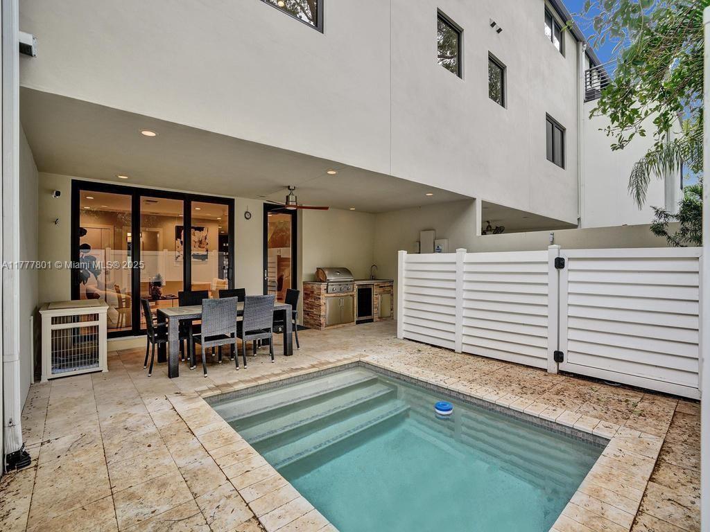 207 NE 13th Ave 207