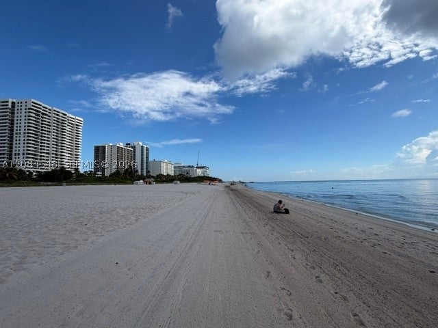 2401 Collins Ave 610