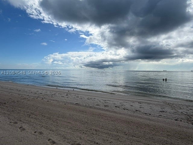 2401 Collins Ave 610