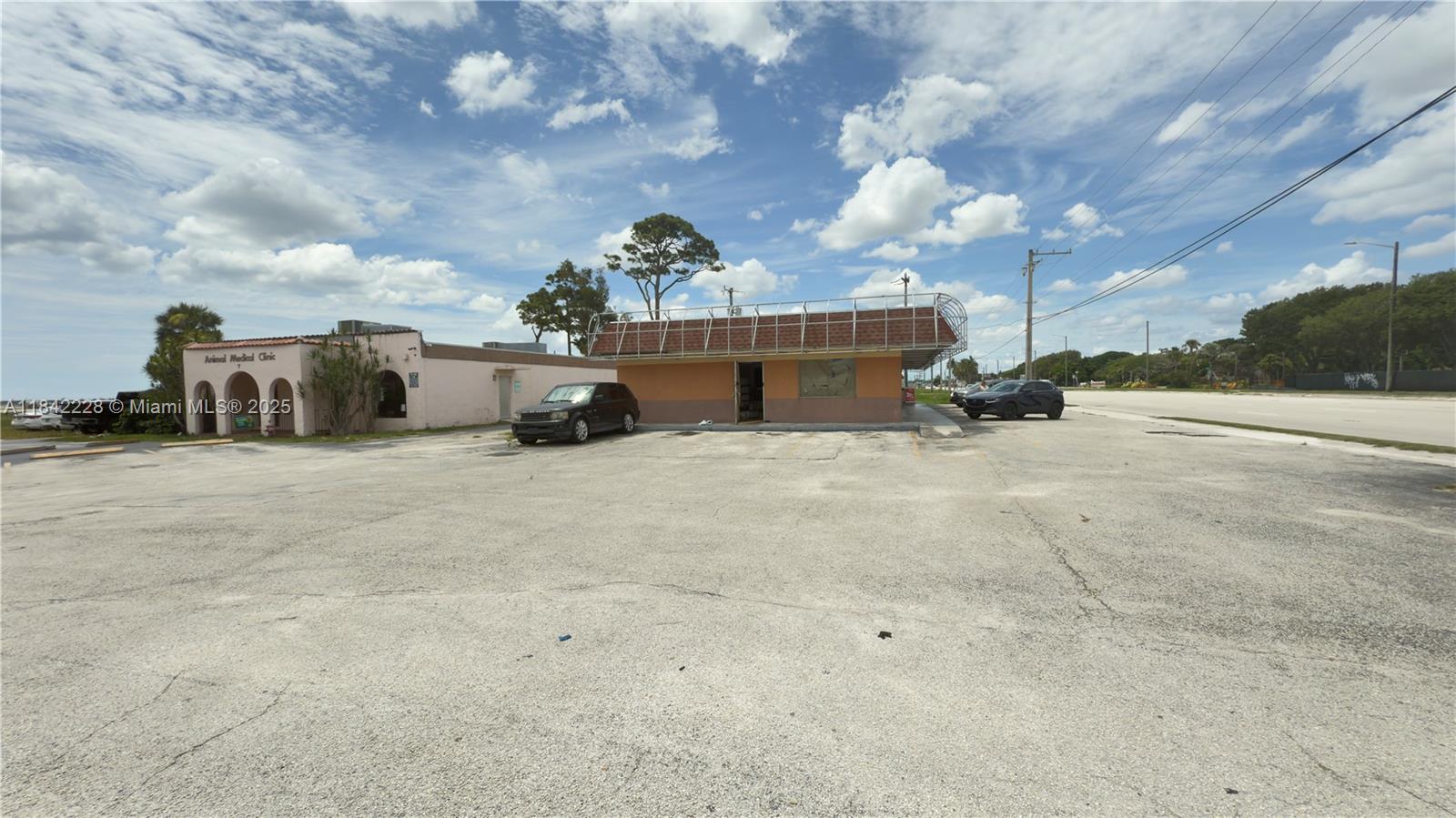Corner building for rent. Easy to show with the lockbox. Formerly a cashier check facility. On a busting street with a lot of traffic. The list price doesn't include the taxes for the State of Florida. No CAM
