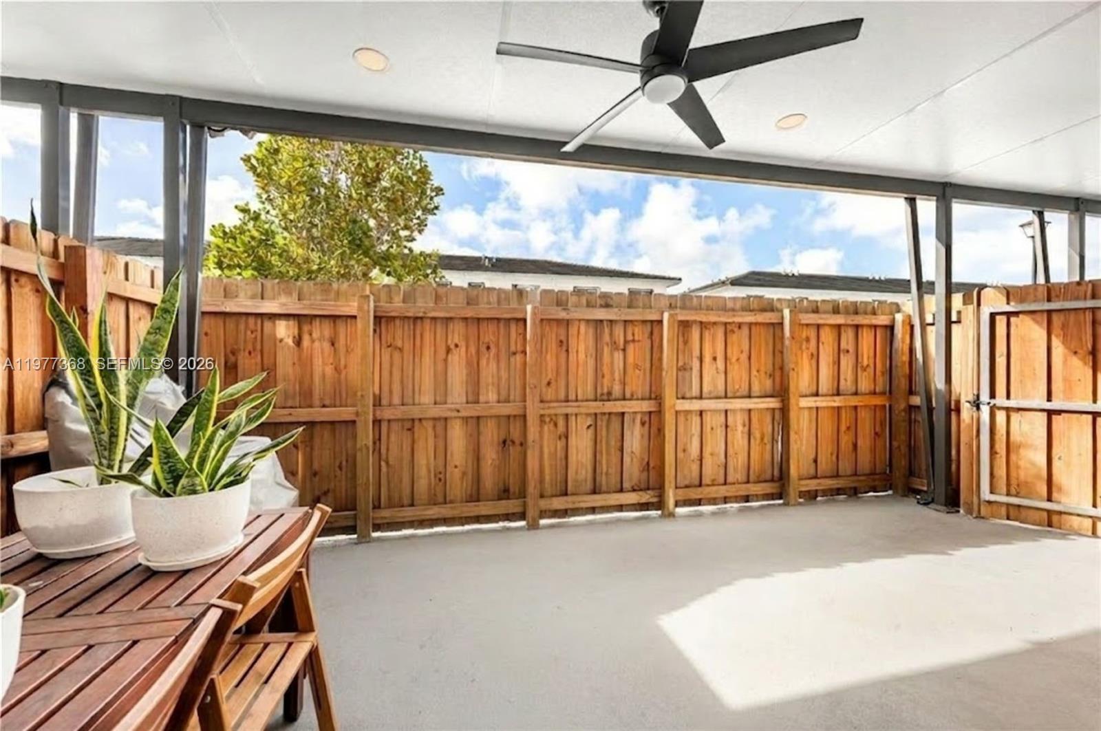 TROPICAL BREEZE TOWNHOUSE - Residential