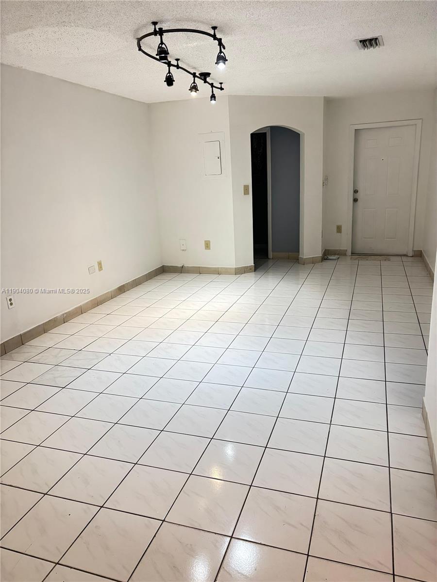 VILLAS AT BRISTOL PARK CO - Residential Lease