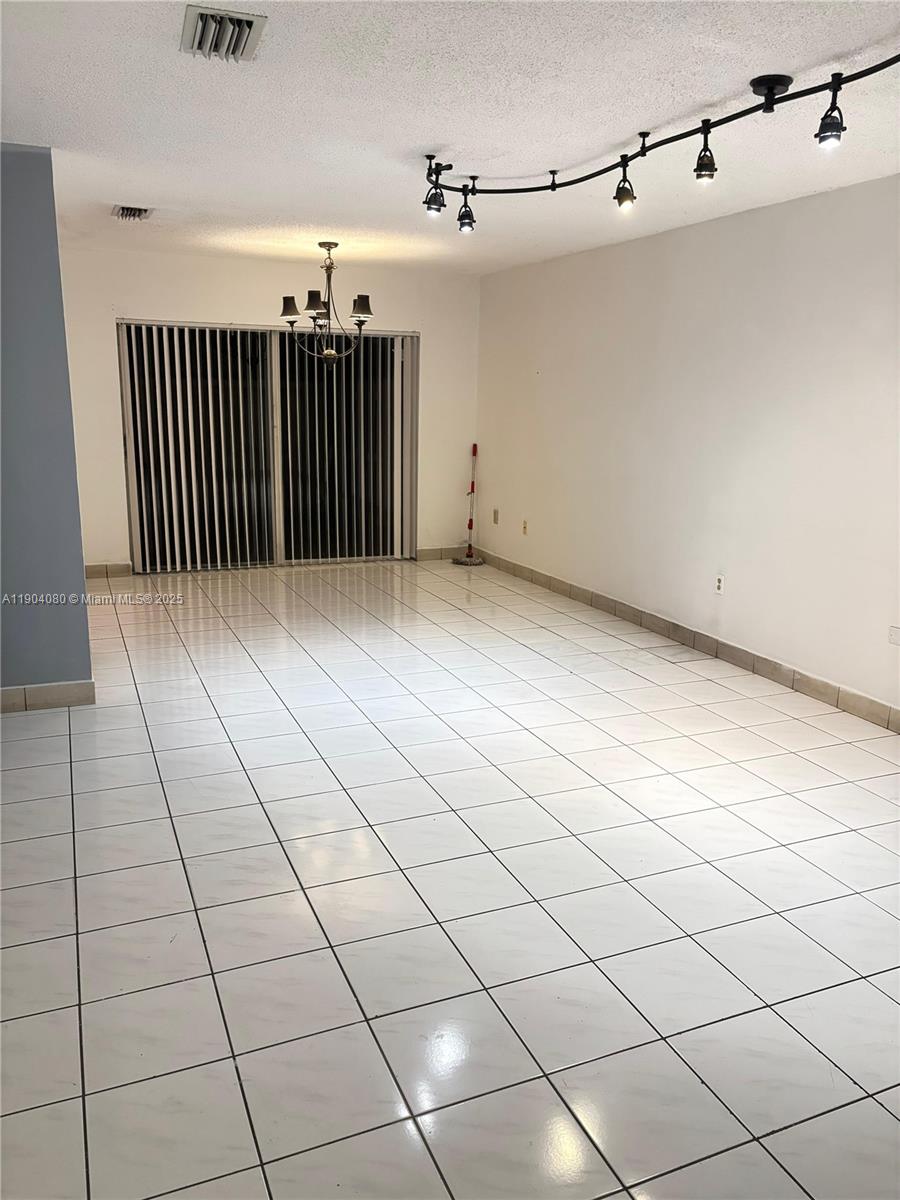 VILLAS AT BRISTOL PARK CO - Residential Lease