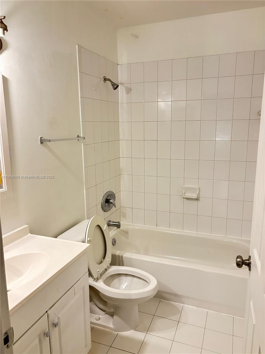 VILLAS AT BRISTOL PARK CO - Residential Lease