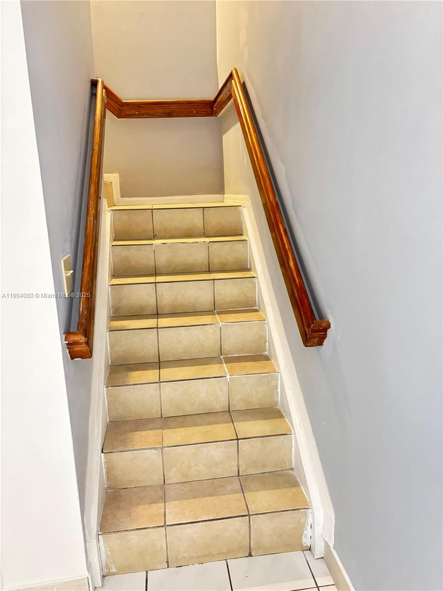 VILLAS AT BRISTOL PARK CO - Residential Lease