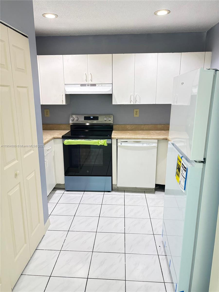 VILLAS AT BRISTOL PARK CO - Residential Lease