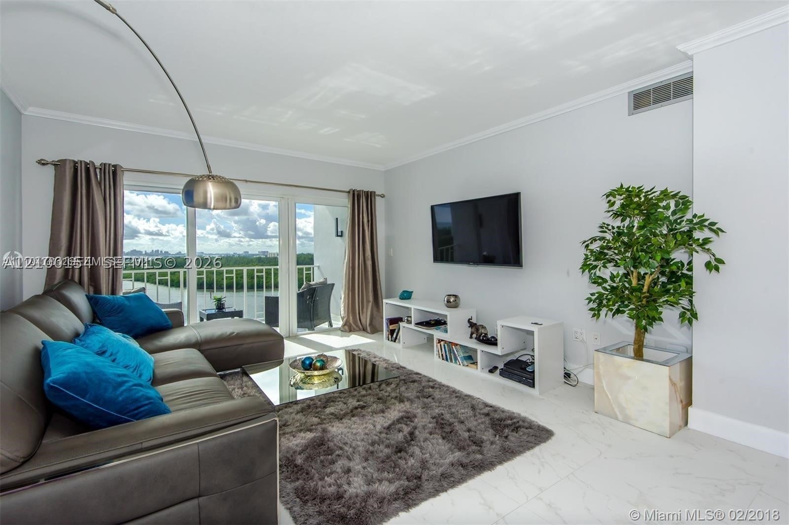 300 Bayview Dr 1102