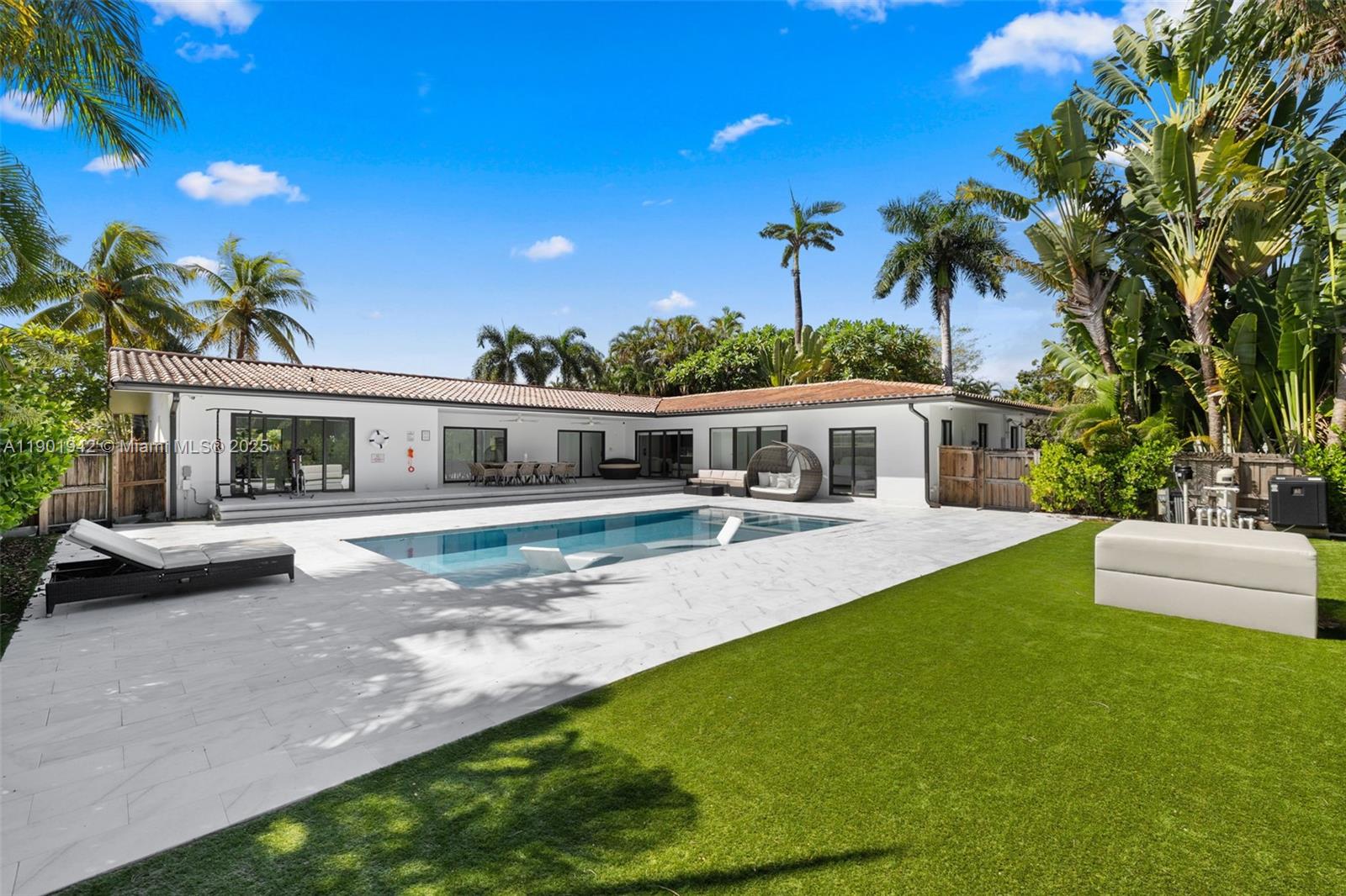 ¤HOLLYWOOD LAKES SECTION - Residential