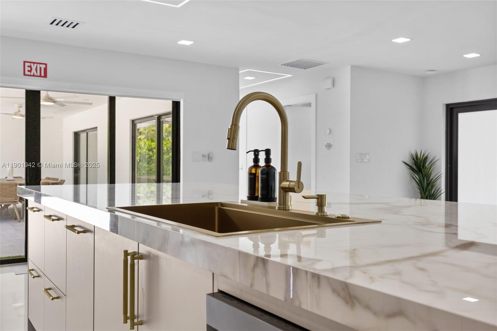 ¤HOLLYWOOD LAKES SECTION - Residential