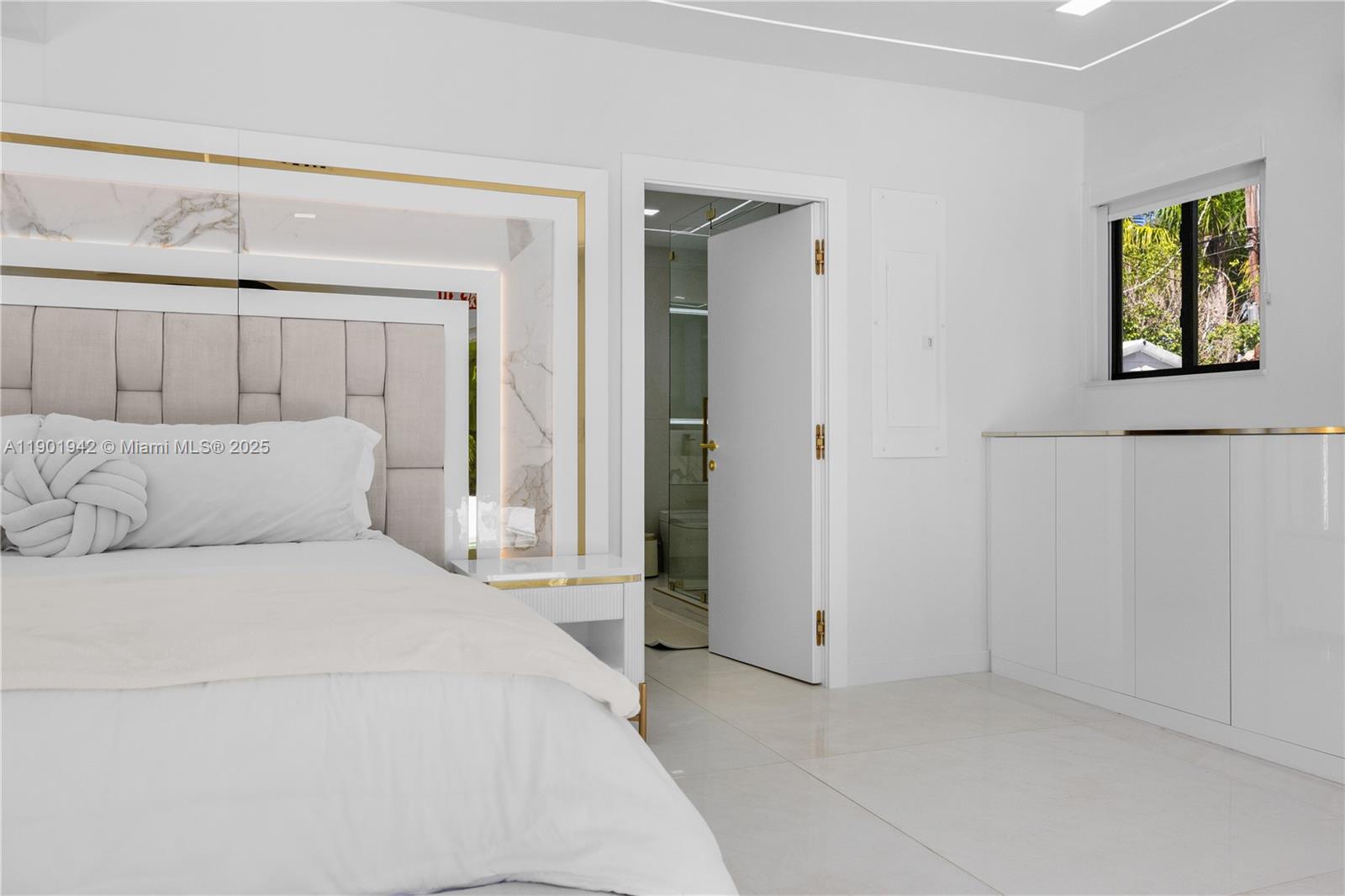 ¤HOLLYWOOD LAKES SECTION - Residential