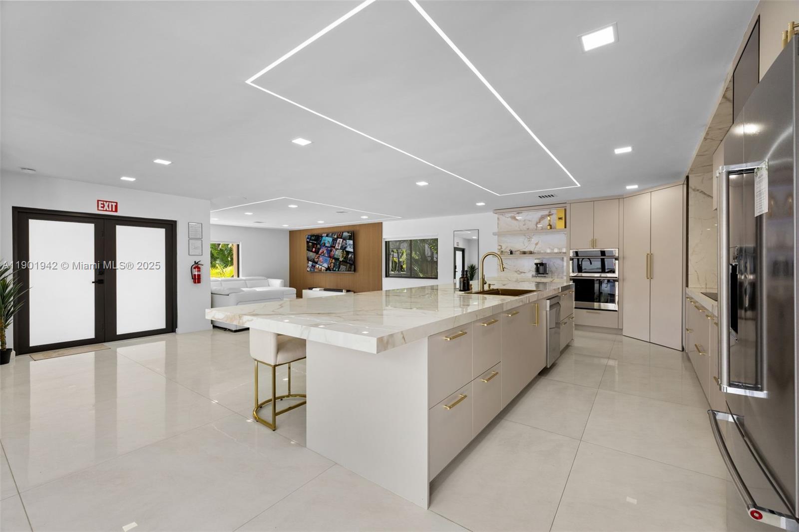 ¤HOLLYWOOD LAKES SECTION - Residential