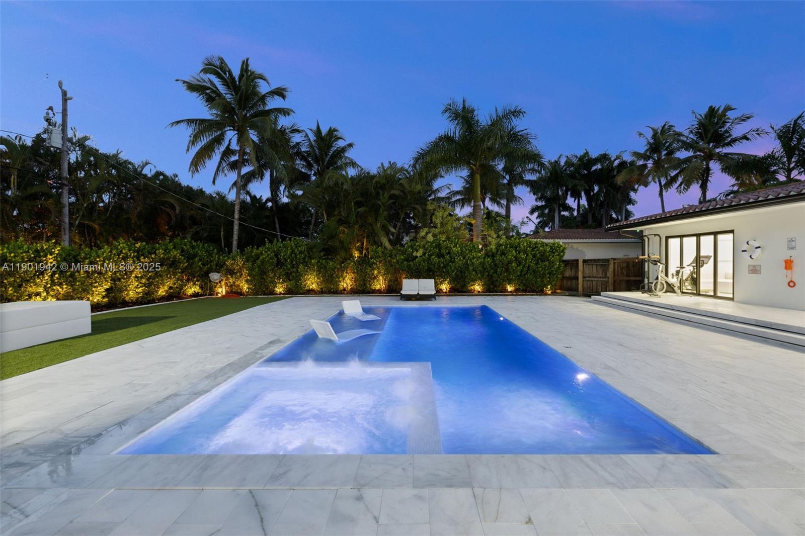 ¤HOLLYWOOD LAKES SECTION - Residential