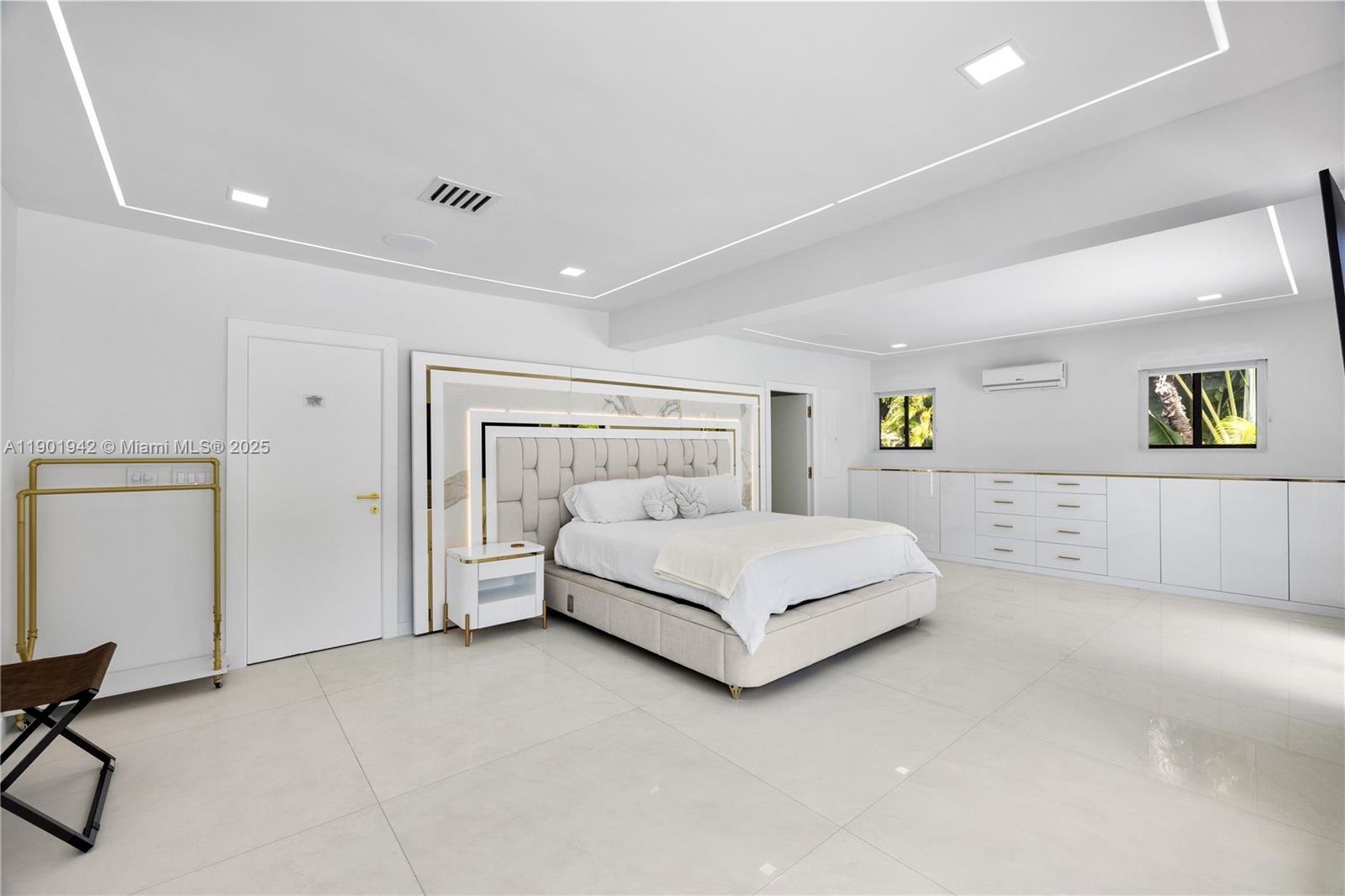 ¤HOLLYWOOD LAKES SECTION - Residential