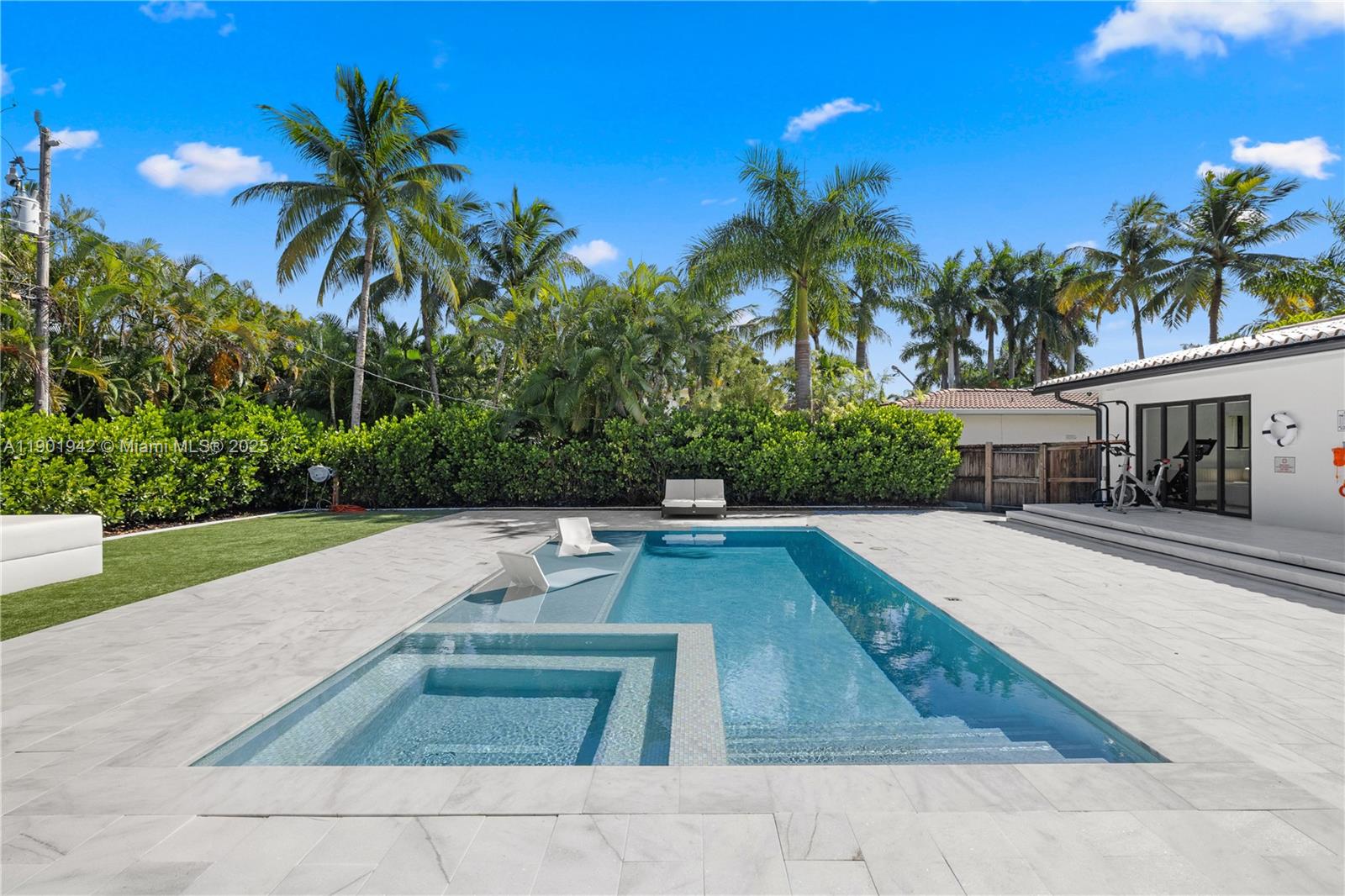 ¤HOLLYWOOD LAKES SECTION - Residential