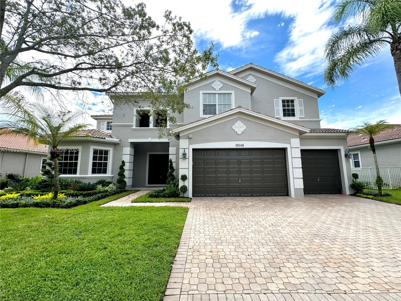 ESPECTACULAR POOL & LAKE PROPERTY, 5 BEDS AND 5 BATHROOMS, HUGE 4,257 SQF ELEGANT MARBLE FLOORS ON THE FIRST FLOOR, SECOND FLOOR WITH LAMINATE, CONVENIENT GUEST ROOM ON THE FIRST FLOOR, HIGH CEILINGS, PROVIDE 3 CAR GARAGE, LOCATED IN A PRESTIGIOUS COMMUNITY ISLES AL WESTON A+ SCHOOLS. PERFECT FOR INVESTORS