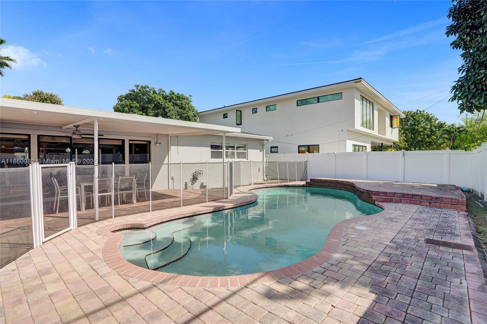 WINDWARD MANOR NO 4 - Residential