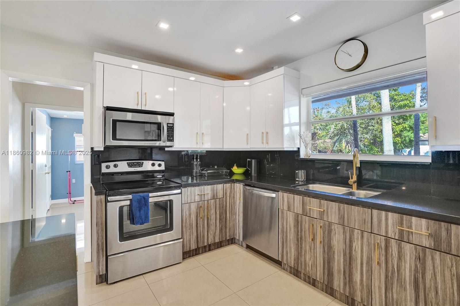 WINDWARD MANOR NO 4 - Residential