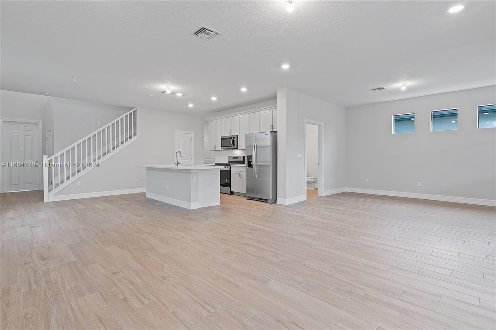 OAK TREE PROPERTY REDEVEL - Residential Lease