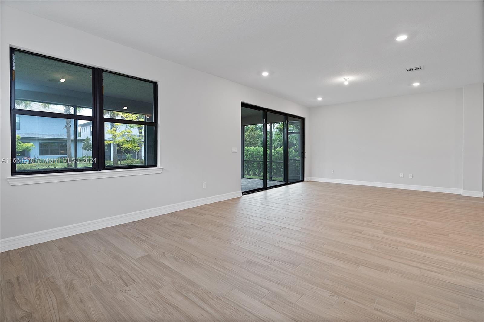 OAK TREE PROPERTY REDEVEL - Residential Lease