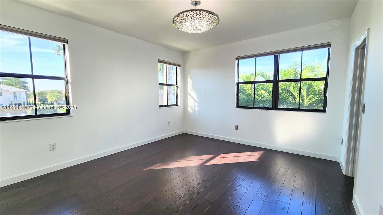 VINTAGE ESTATES - Residential