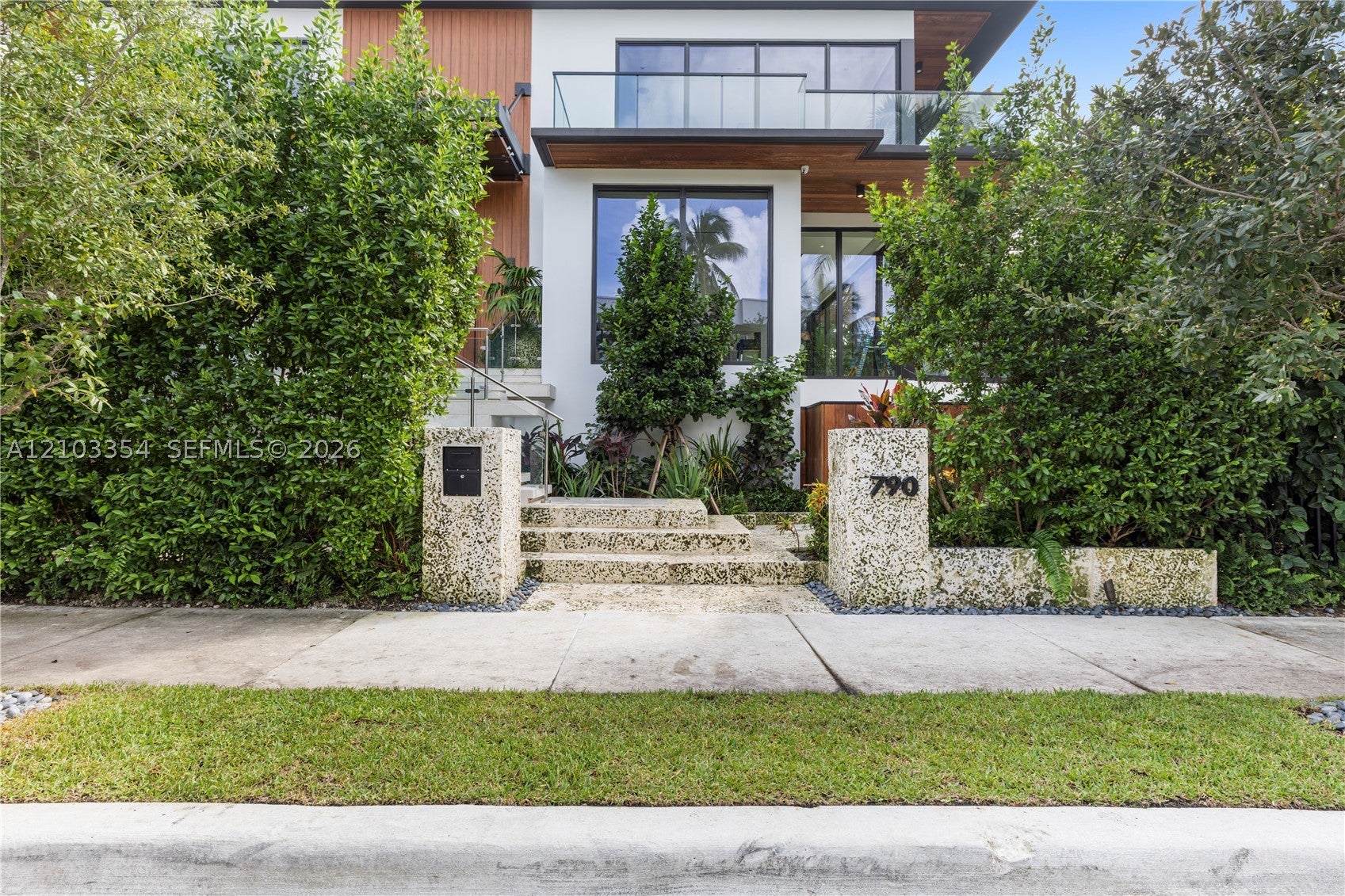 790 NE 77th Ter
