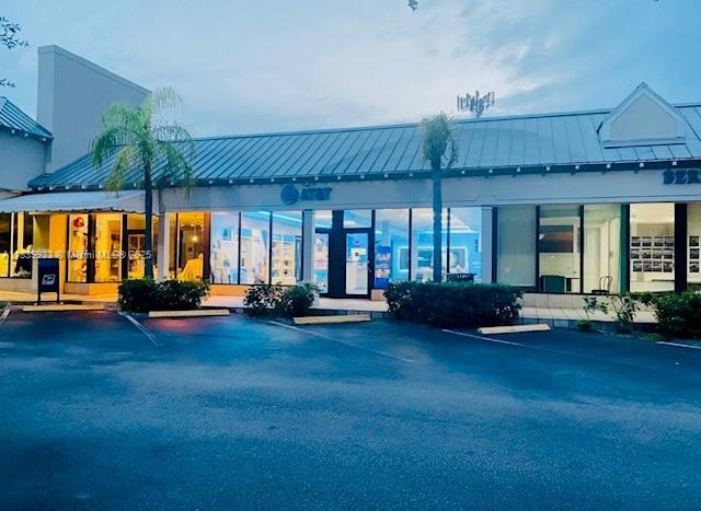 Discover an outstanding opportunity to secure a spacious 1,782 SF retail space at the prime location in Key Biscayne! Located in the heart of a bustling mall, this exceptional spot provides unmatched exposure among renowned establishments like Winn Dixie, Sushi Siam, El Gran Inka, and more. With Key Biscayne boasting a median household income of $173,015, this vibrant space offers a promising opportunity for your business to thrive. Don't miss out on the chance to establish your presence in this thriving retail hub today!" Will be available and vacant, on February 1st, 2025, giving time enough to get plans and permits