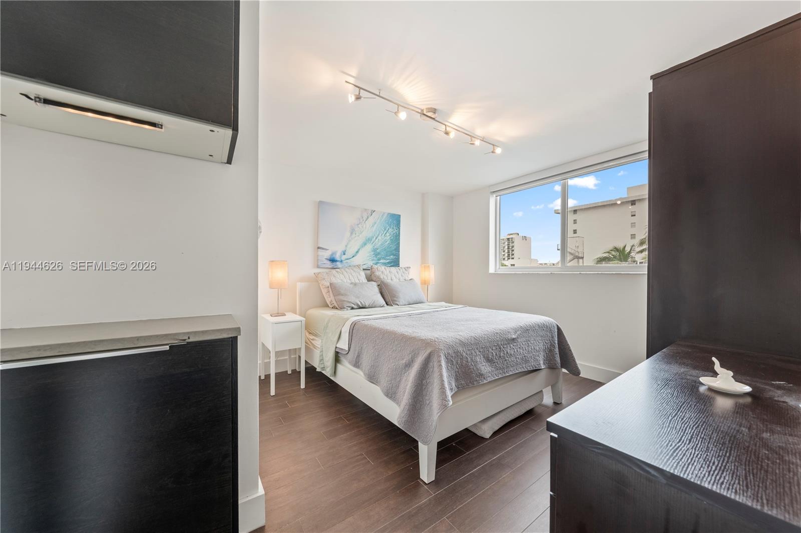 THE PRESIDENTIAL CONDO - Residential