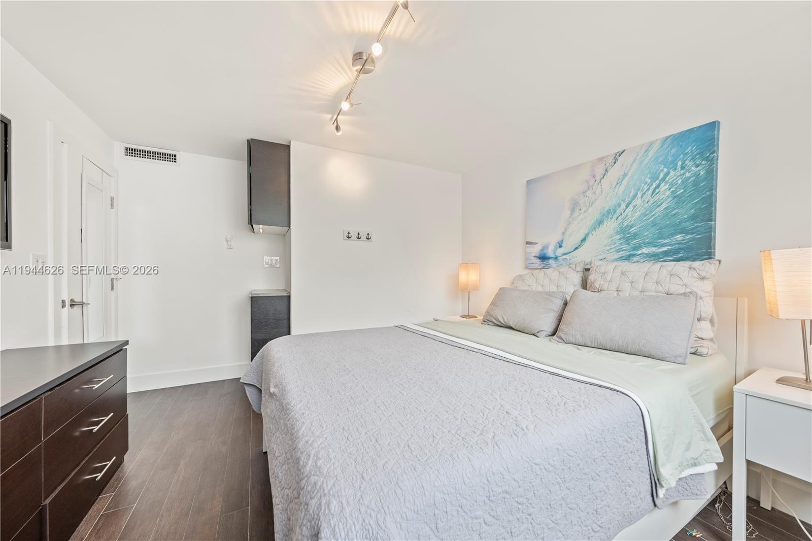 THE PRESIDENTIAL CONDO - Residential