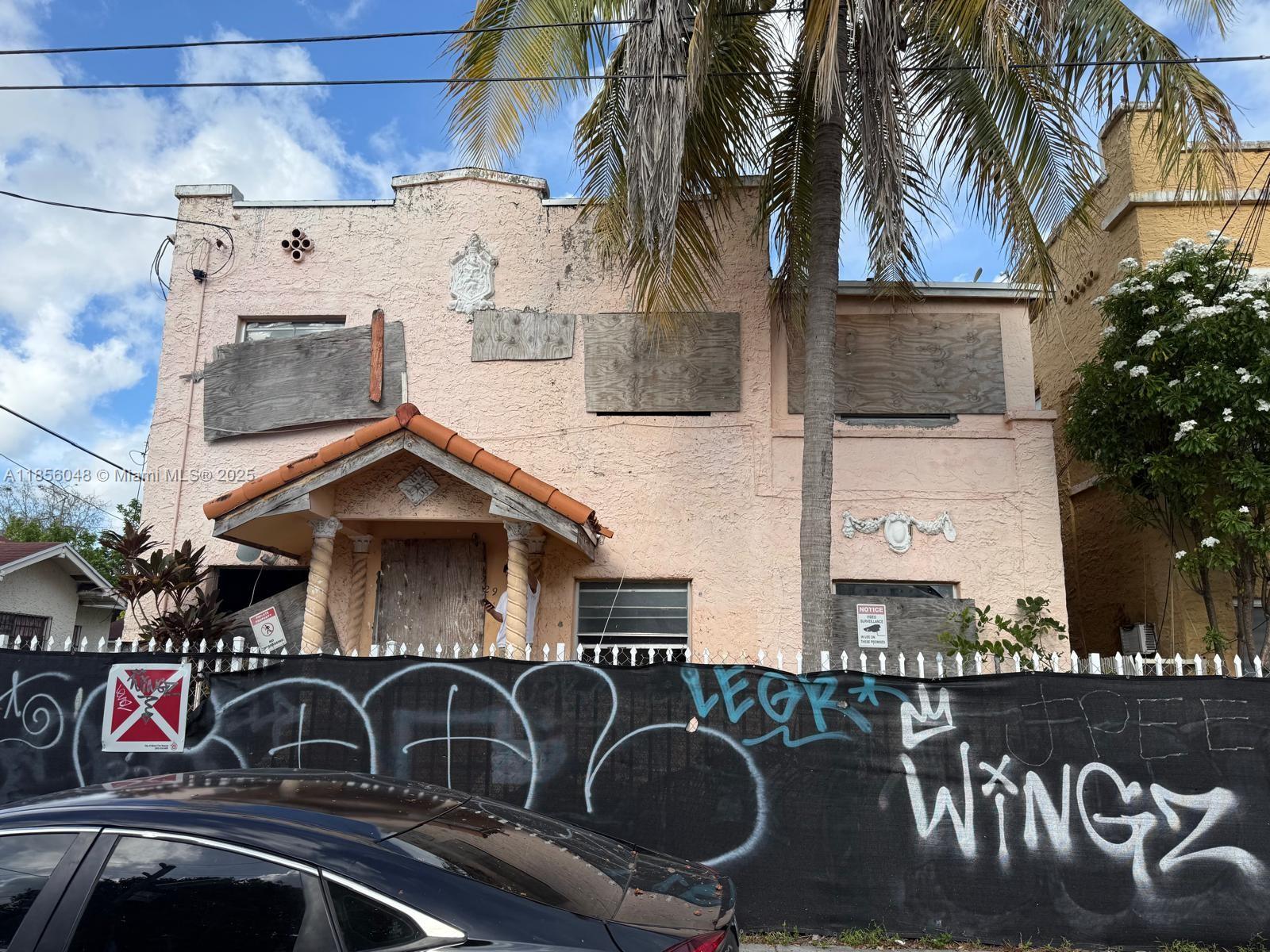 DEVELOPERS, INVESTORS, AND REBUILDERS! 6 UNITS 10 BEDROOMS 6 BATHROOMS It's time to take advantage of the Grove's resurgence! INCREDIBLE 5000 sq ft REBUILDABLE PROPERTY located in The Grove's "OPPORTUNITY ZONE, This prime property, located in the thriving area of Miami, offers great potential for buildable units. Thanks to its strategic location, this property offers an exceptional opportunity, close to amenities and a dynamic commercial environment, in one of Miami's most coveted areas.GENERAL T4-R 3900 - MULTI-FAMILY - 38-62 U/A