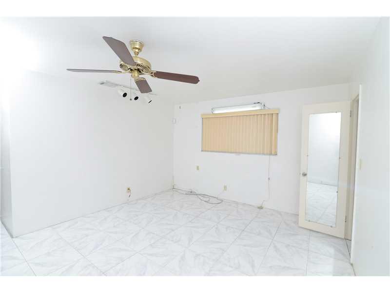 HOLLYWOOD HILLS 6-22 B - Residential