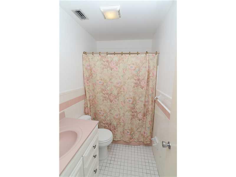 HOLLYWOOD HILLS 6-22 B - Residential