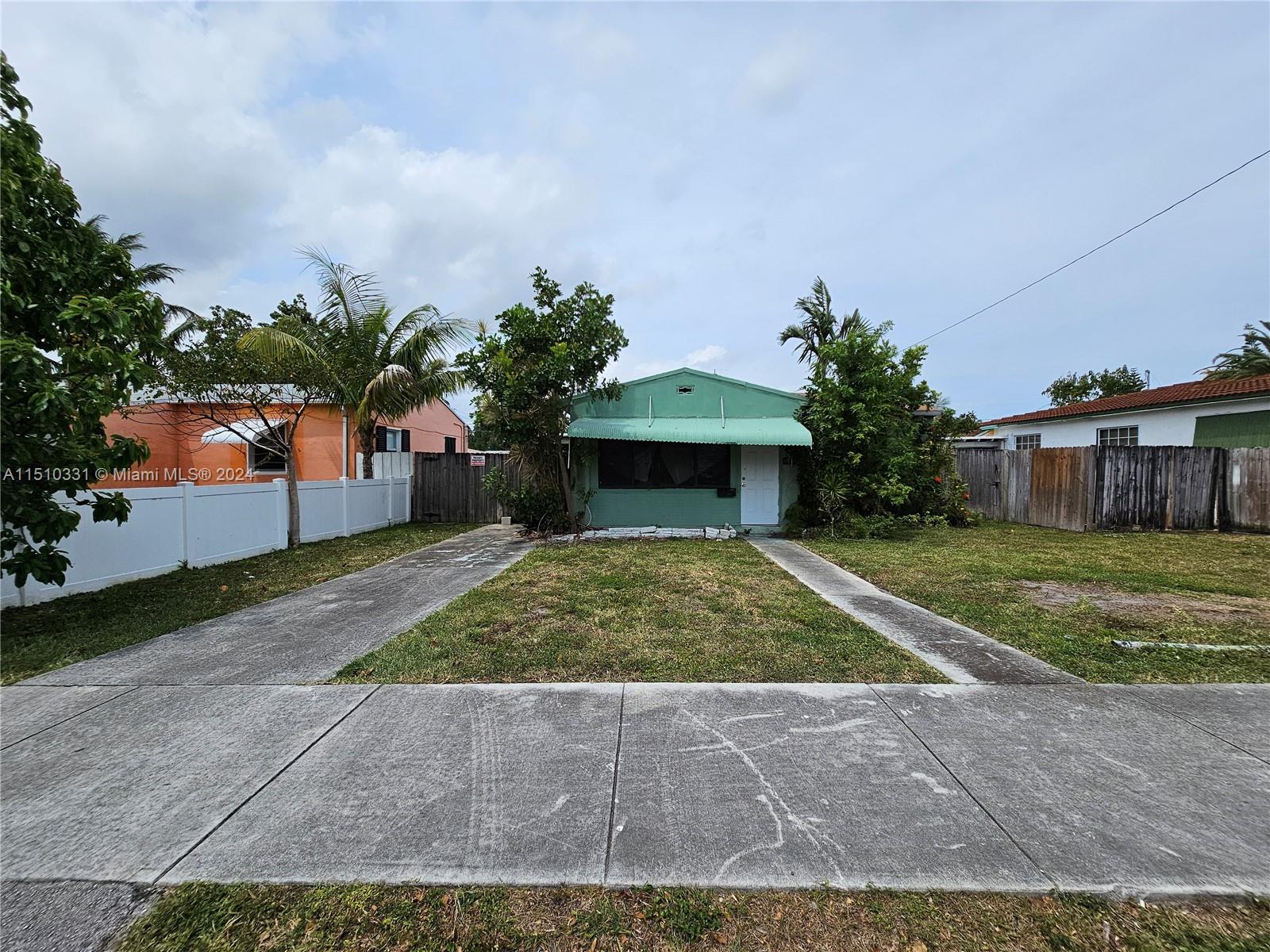 This property offers the potential to expand the existing house into your dream home OR build up to four townhomes by right. The current house can be updated and expanded, or you can pursue redevelopment opportunities. The existing home is a 2/1 that needs a complete renovation, OR you can build an addition to extend the house. You can also create your project with excellent income potential by building up to 4 townhomes, apartments, or duplexes. Build up to three stories with ground-level parking; Design and construct up to four units (apartments or townhomes). Additionally, there's an option for an 8-unit project.
** 50% SELLER FINANCING IS AVAILABLE ** (not at bank rates)
** For a fully conceptualized project with plans and site plan approval, refer to listing A11488348. **