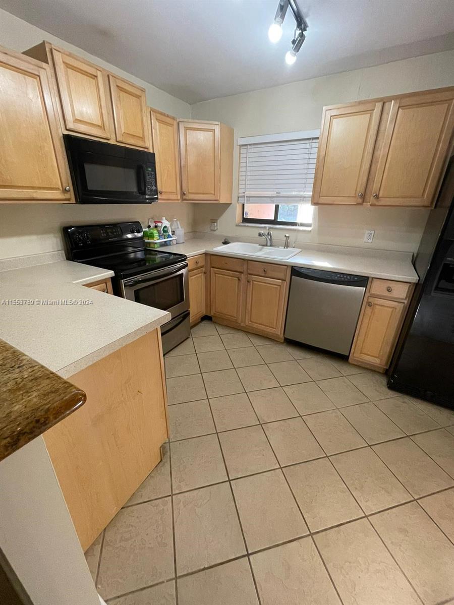TWIN OAKS VILLAS OF BROWA - Residential Lease