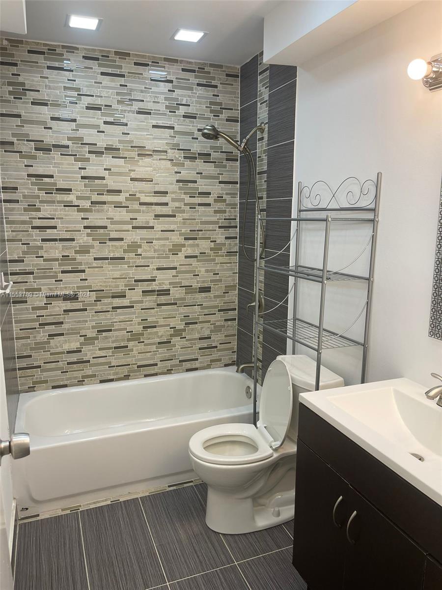 TWIN OAKS VILLAS OF BROWA - Residential Lease