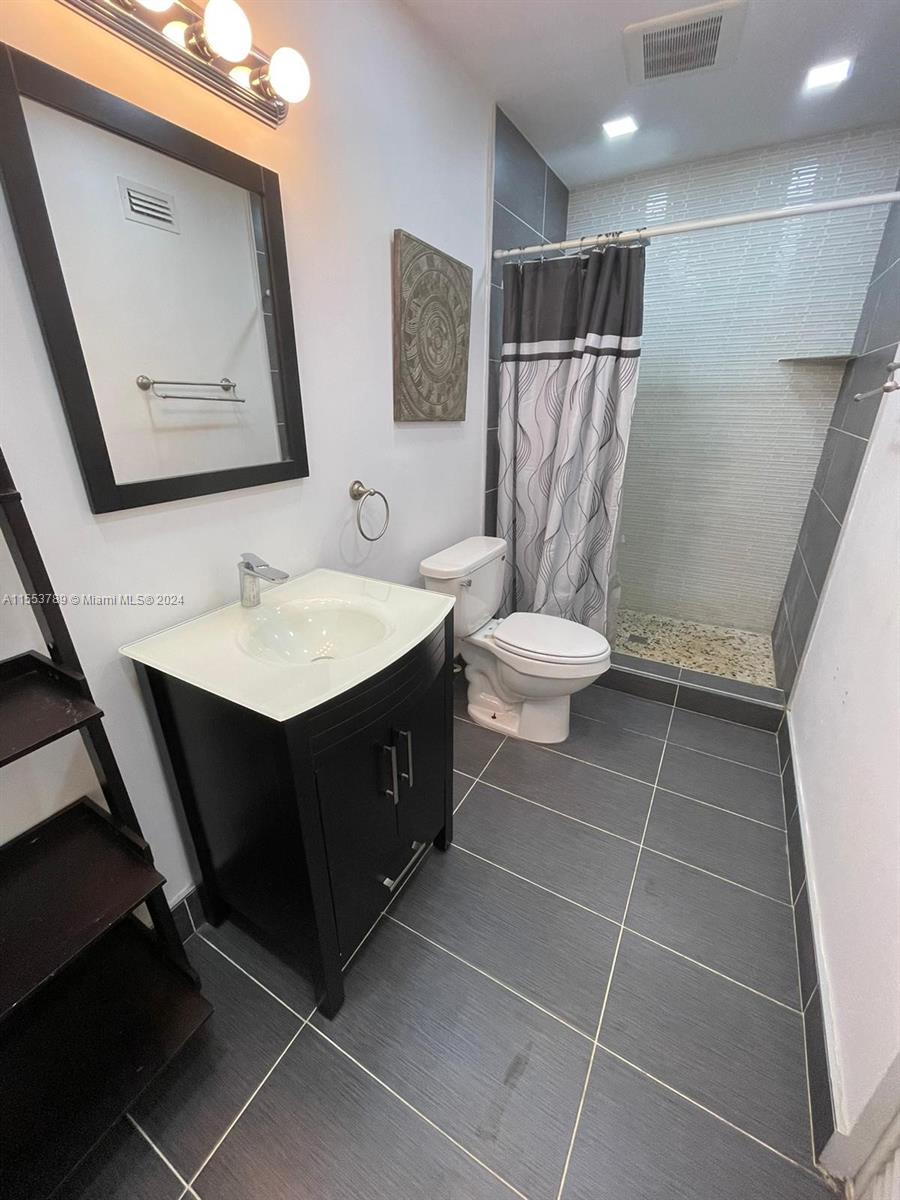 TWIN OAKS VILLAS OF BROWA - Residential Lease