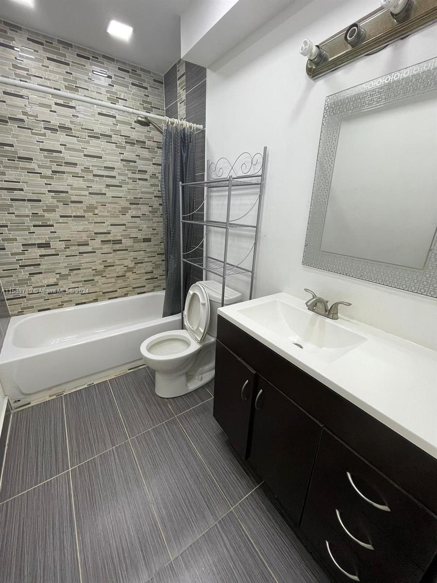 TWIN OAKS VILLAS OF BROWA - Residential Lease