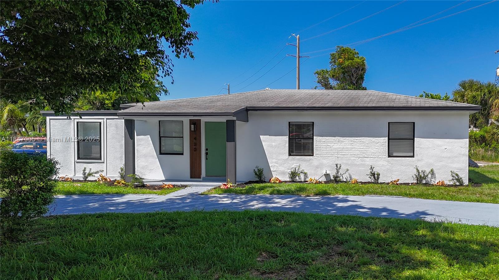 You’ll love calling this home your own! Enjoy all its new features, including a beautifully updated kitchen, renovated bathrooms, and new flooring throughout Conveniently located near major roads and shopping areas. Call us today to schedule your private showing!